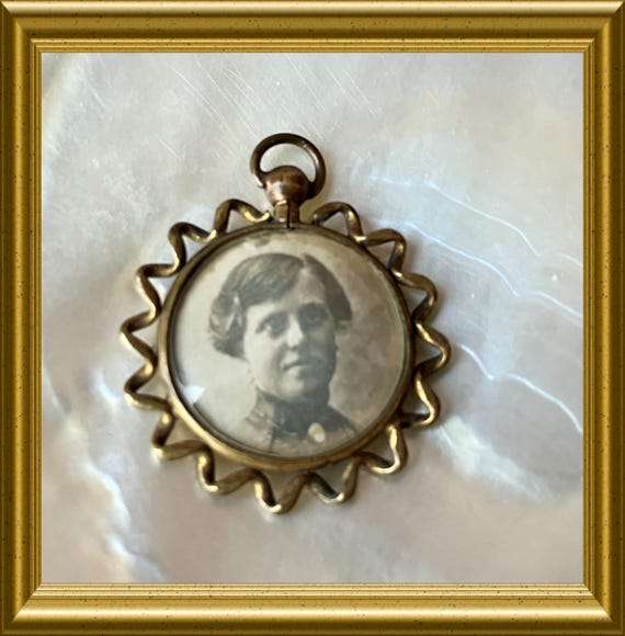 Antique double sided picture pendant: mourning jewelry