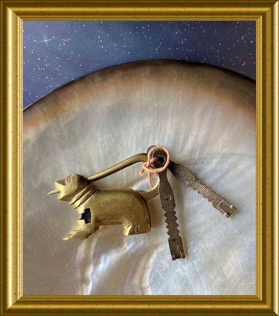 Vintage working padlock with key : dog