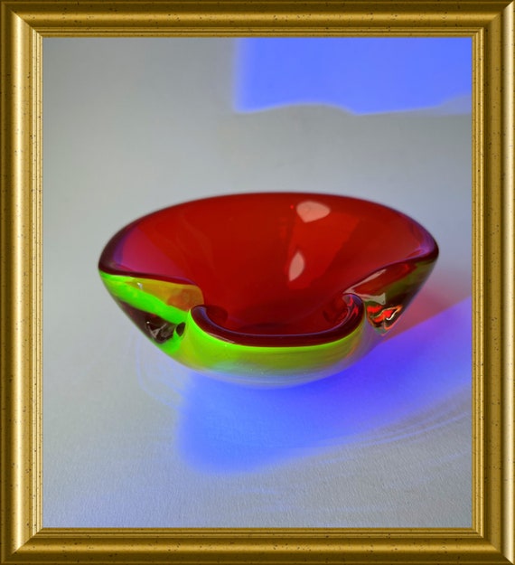 Vintage small uranium glass bowl: red glass