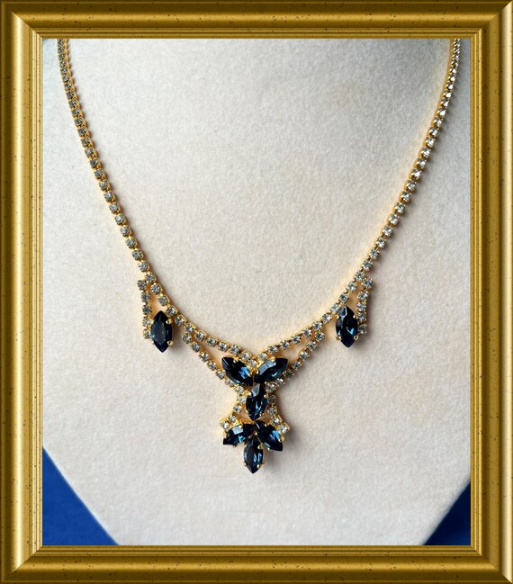 Vintage blue necklace: costume jewelry