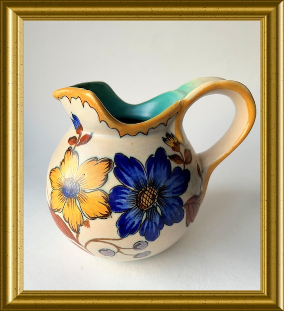 Beautiful handpainted art pottery jug : PZH Gouda, decor Puck