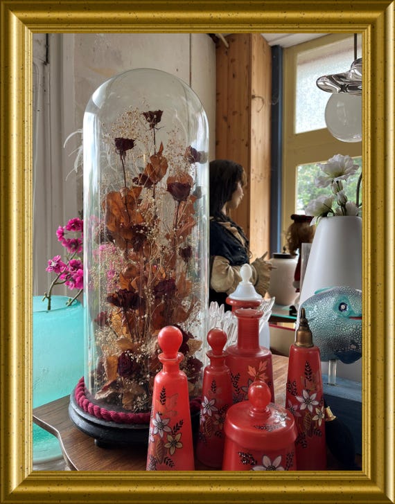 Local pick-up in Gouda only: vintage glass dome with roses, shipping not available