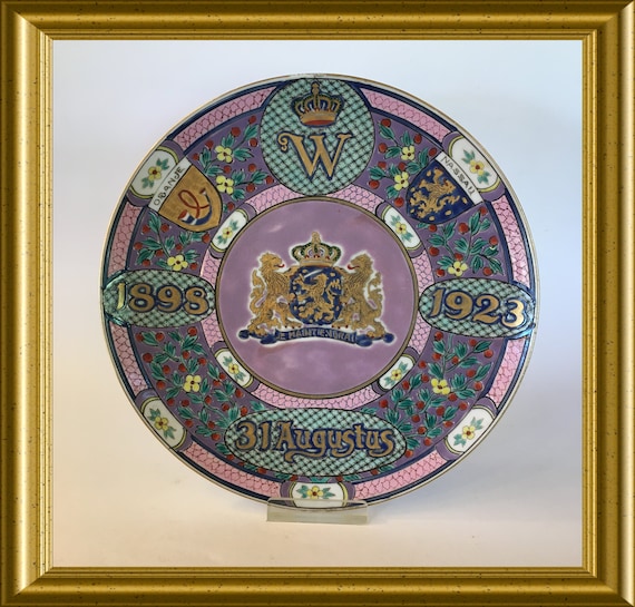 Handpainted porcelain plate: Queen Wilhelmina 1898-1923, Dutch Royal