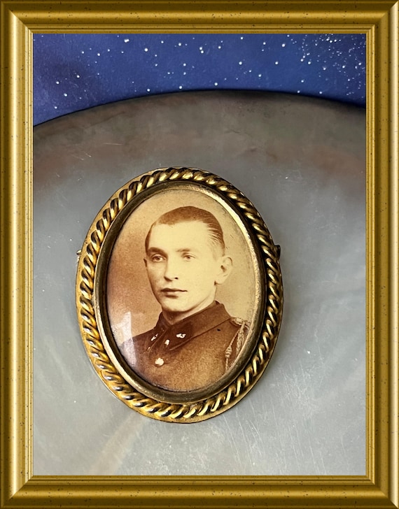 Antique brooch pin photograph: picture soldier, mourning jewelry