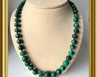 Collier ancien noué vert : malachite