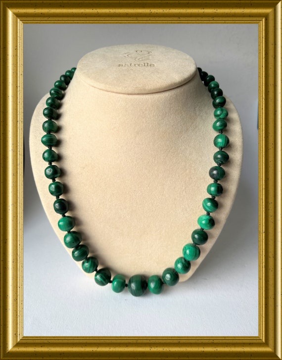 Vintage green knotted necklace: malachite