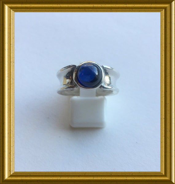 Silver ring with blue cabochon sapphire stone