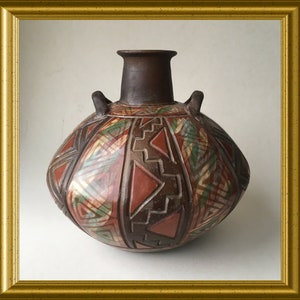 Signed Inca pottery vase: Santodio Paz, Chulucanas, Peru, geometric design image 6