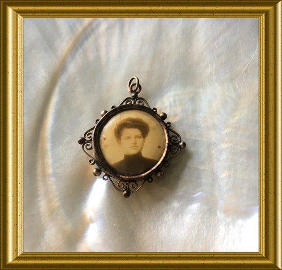 Antique double sided picture pendant: mourning jewelry