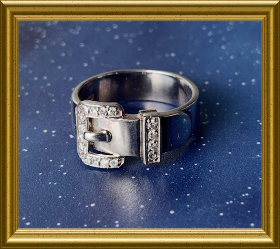 Lovely silver ring: buckle / belt design