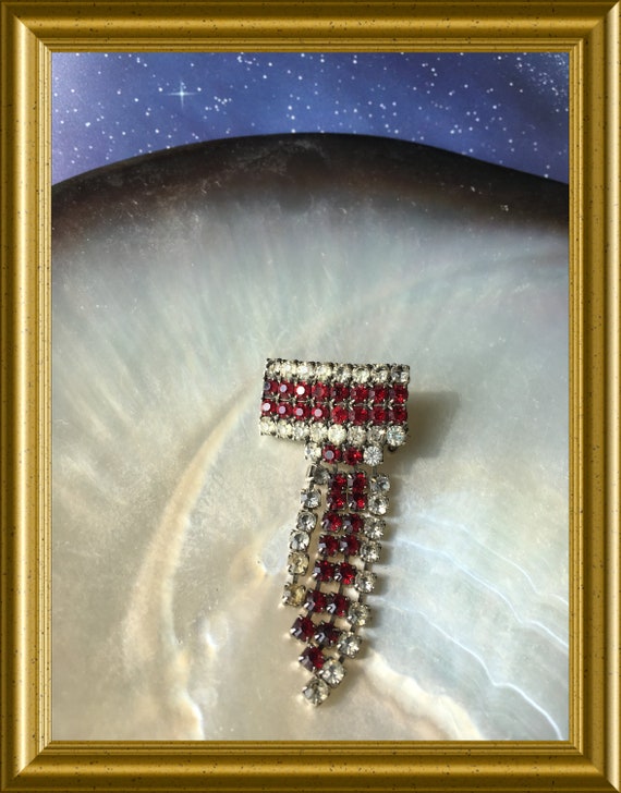 Vintage strass brooch: costume jewelry