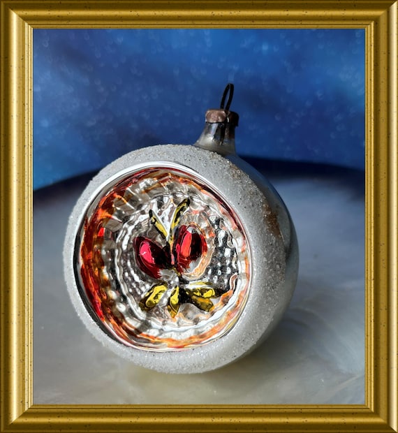 Vintage glass Christmas ornament (nr. 43) with colored indent