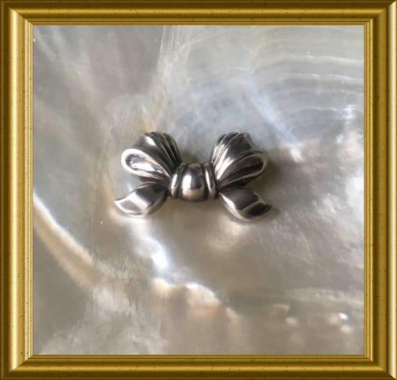 Beautiful silver brooch : bow