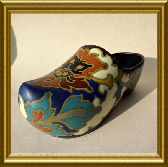 Vintage extra large hand painted art pottery clog: Regina Gouda art pottery, decoration Rosario