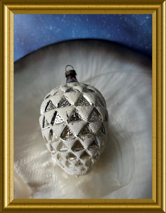 Vintage glass christmas ornament: silver, white