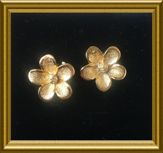Vintage large clip on earrings: flower