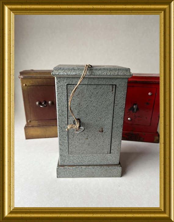 Vintage metal safe-shaped money bank