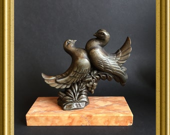 Art deco spelter figurine om marble base : birds, dove