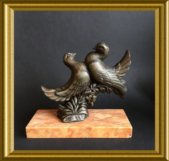 Art deco spelter figurine om marble base : birds, dove