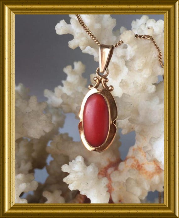 Vintage 14 carat (585) gold pendant with coral
