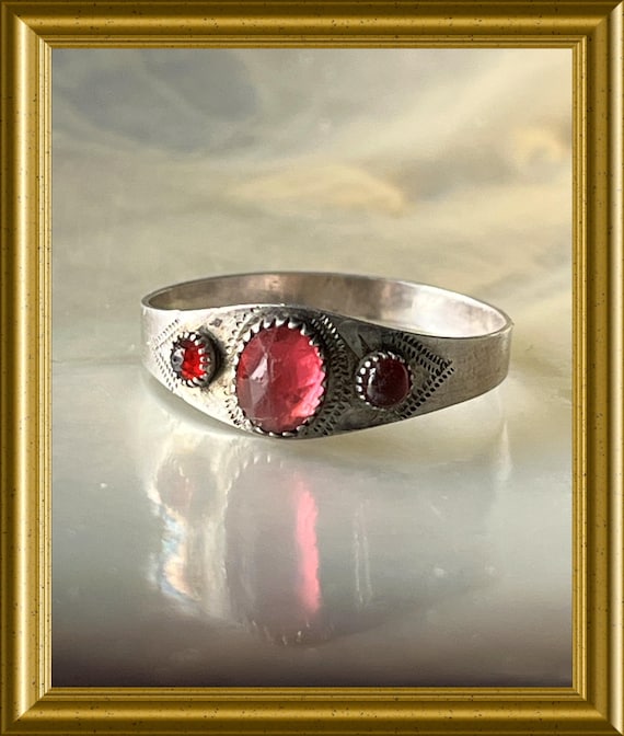 Vintage silver ring with pink stones