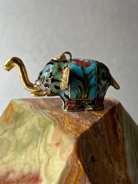 Beautiful cloisonné pendant: elephant