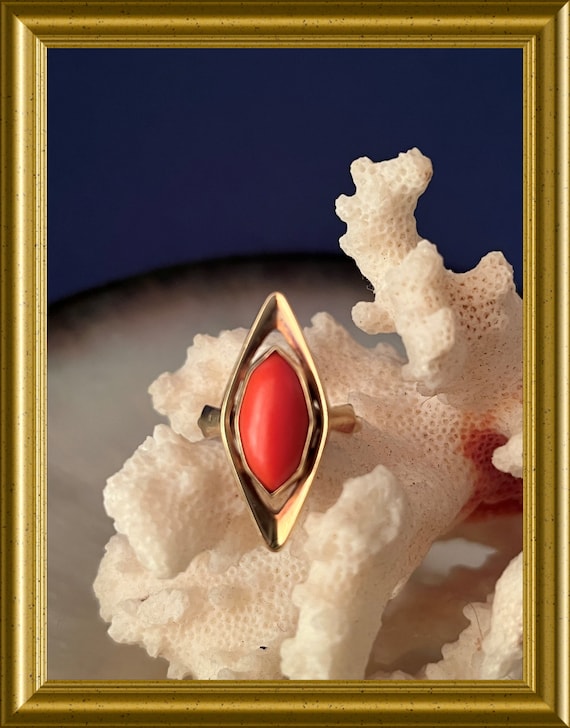 Vintage 14 carat (585) gold ring with coral