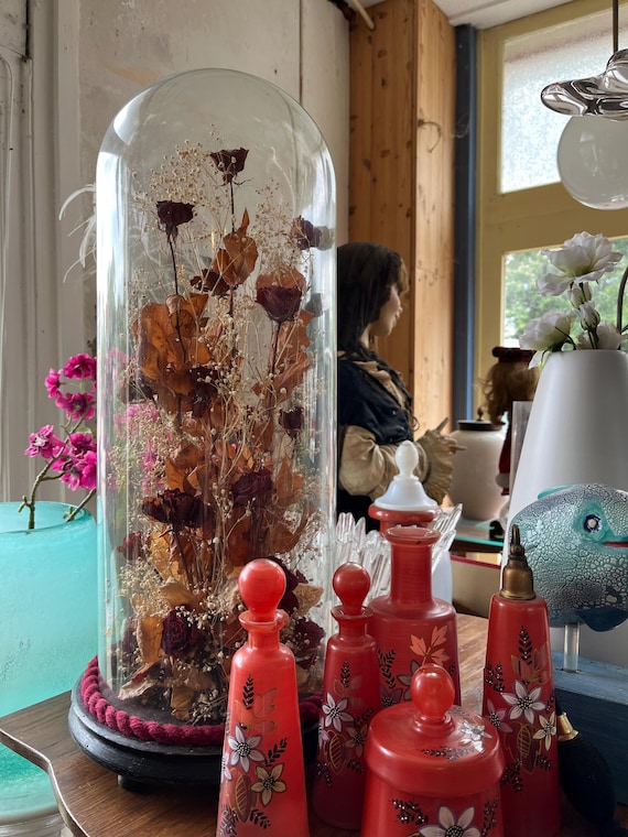 Local pick-up in Gouda only: vintage glass dome with roses, shipping not available