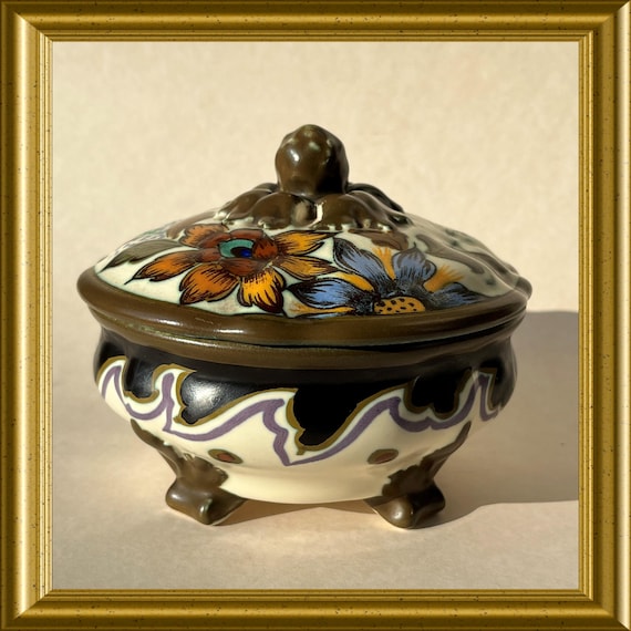 Beautiful handpainted art pottery bonbon dish : PZH Gouda, decor Ada