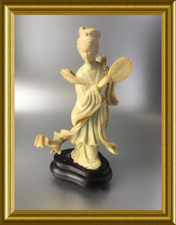 Lovely chinese soapstone figurine: lady with fan
