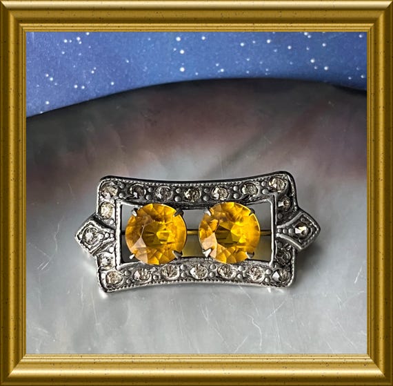 Vintage small art deco brooch: costume jewelry