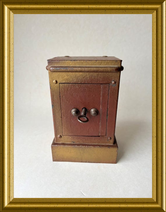 Vintage metal safe-shaped money bank