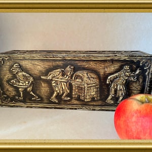 Vintage biscuit tin with : Victoria