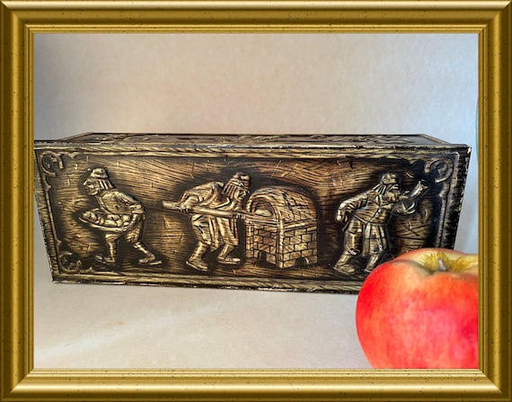 Vintage biscuit tin with : Victoria