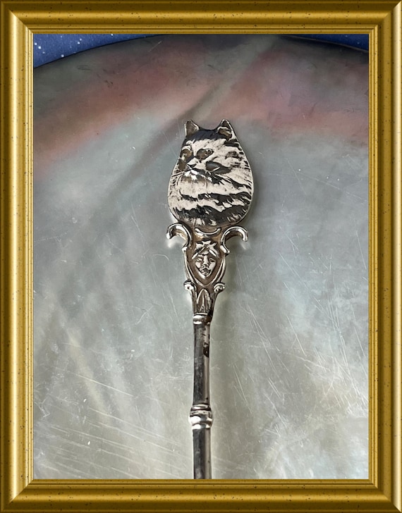 Vintage silver spoon from 1931 : cat