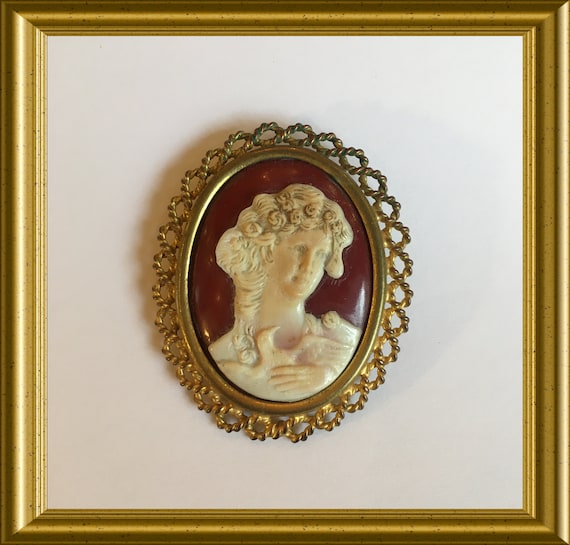 Vintage celluloid cameo brooch : LA D.A.C., Paris