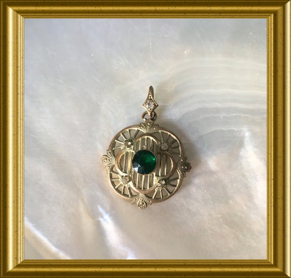 Vintage pendant with green glass stone