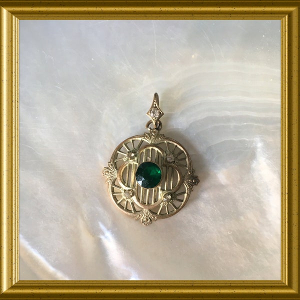 Vintage pendant with green glass stone