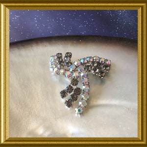 Vintage strass brooch: costume jewelry