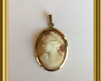 Vintage pendant: shell cameo