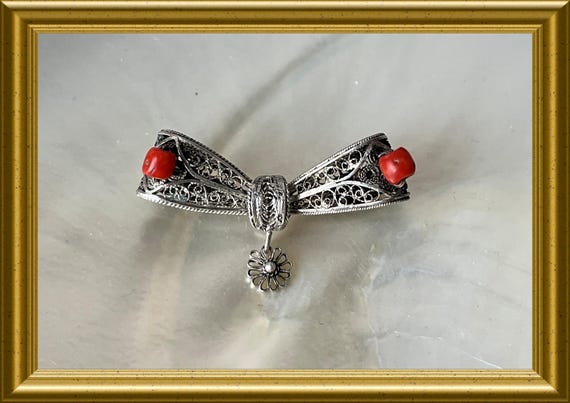 Beautiful silver brooch : bow, filigree, coral