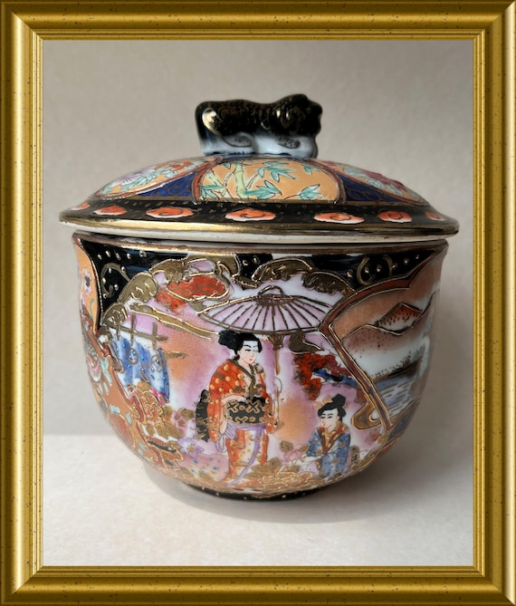 Beautiful oriental porcelain pot, geisha decoration