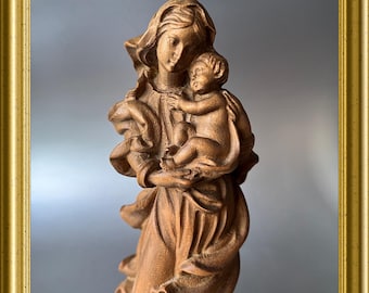 Old wooden figurine: Mary with child