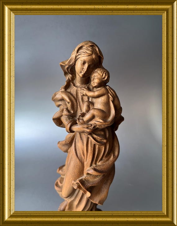 Old wooden figurine: Mary with child