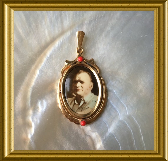 Antique gold-plated oval picture pendant: mourning jewelry, portrait man