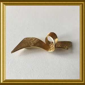 18 carat golden pin brooch: ribbon