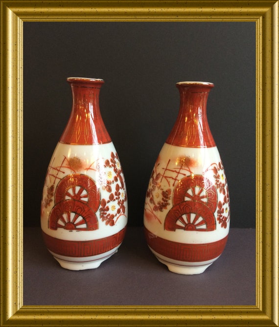 Pair of two small Japanese porcelain sake flasks/ bottles: Kutani