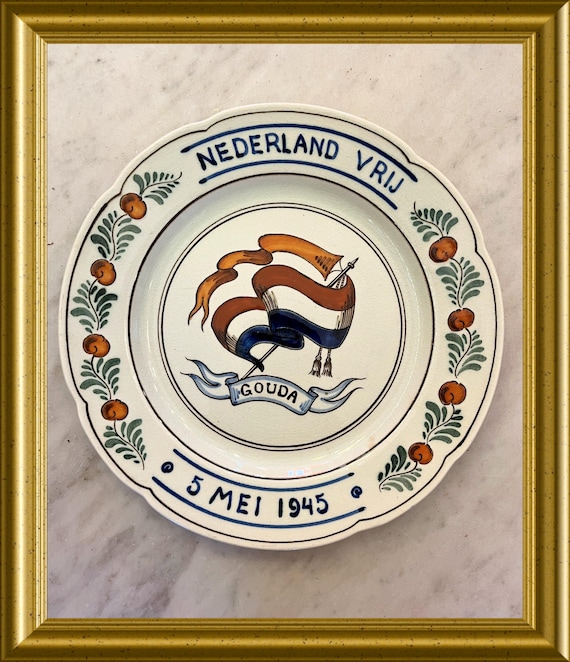 Hand painted Gouda art pottery liberation plate: 5 may 1945