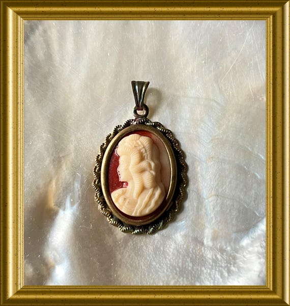 Vintage glass cameo pendant