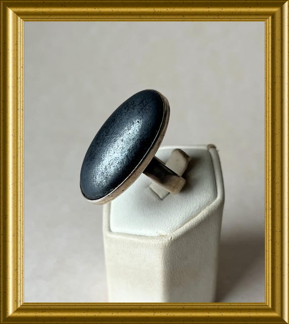 Beautiful vintage ring with a matte oval black anthracite gray stone